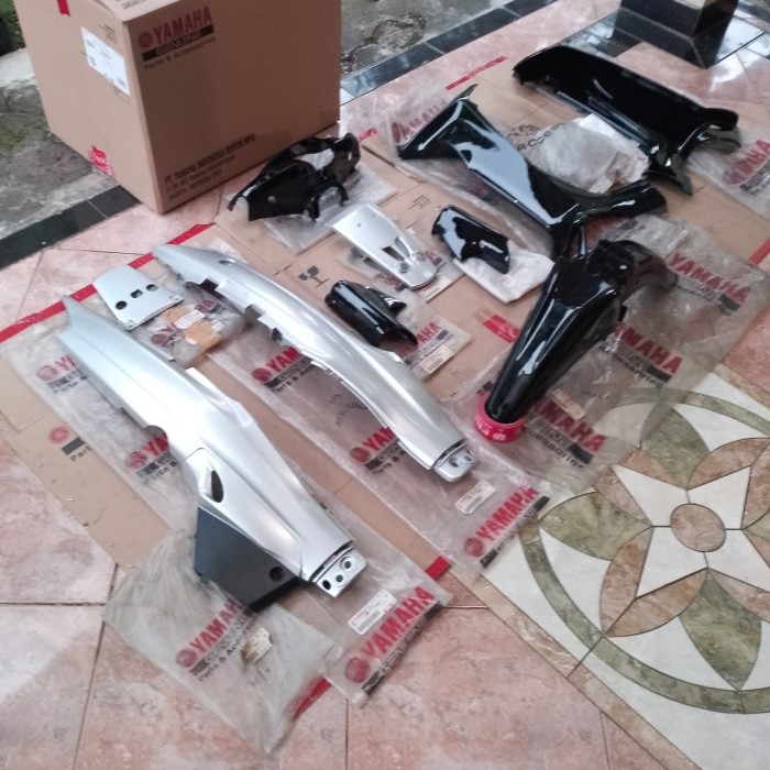 Cover Body Halus Fullset Yamaha F1ZR Hitam Silver 2003 Original YGP New Old Stock
