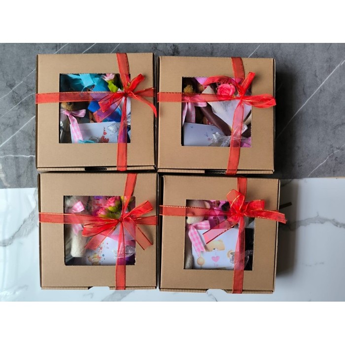 Mini Hampers Buket Bunga Boneka dan Coklat Silverqueen - satu