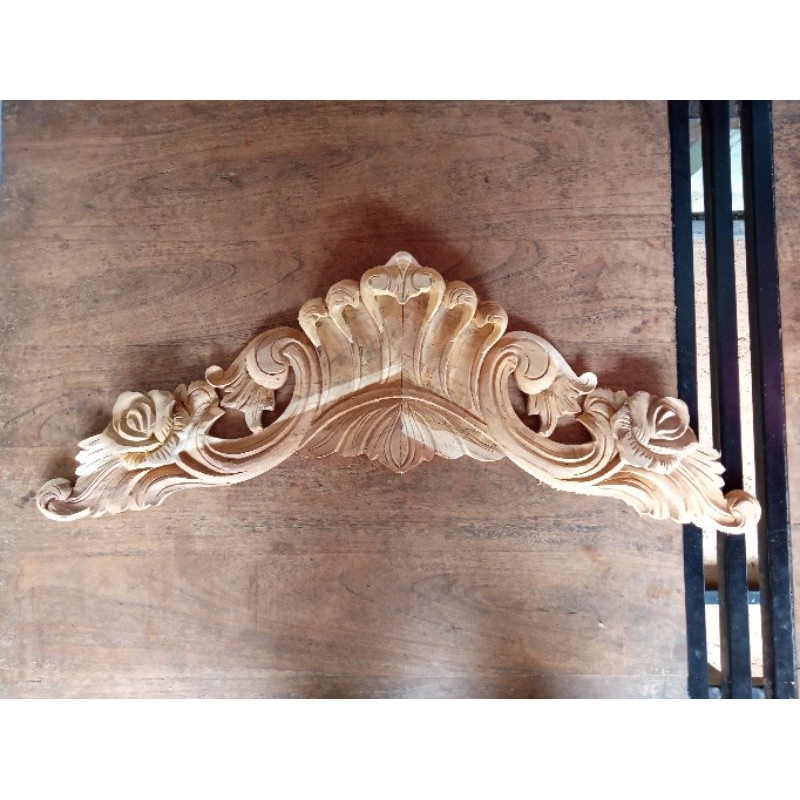 tempel ukir mahkota | tempel ukir atas | ornamen mahkota | hiasan mahkota ukir