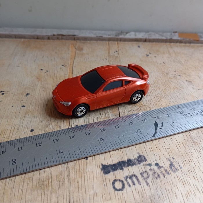 mainan mobil tomica Toyota plastik