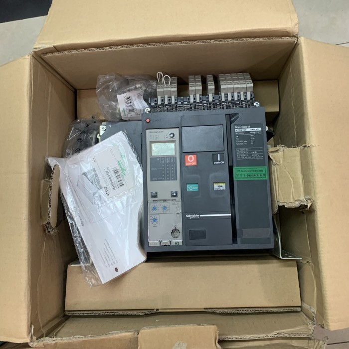 SCHNEIDER ACB NT10 H2 4P 1000A MOTORIZED / ACB NY 4P 1000A Barang baru original real picture