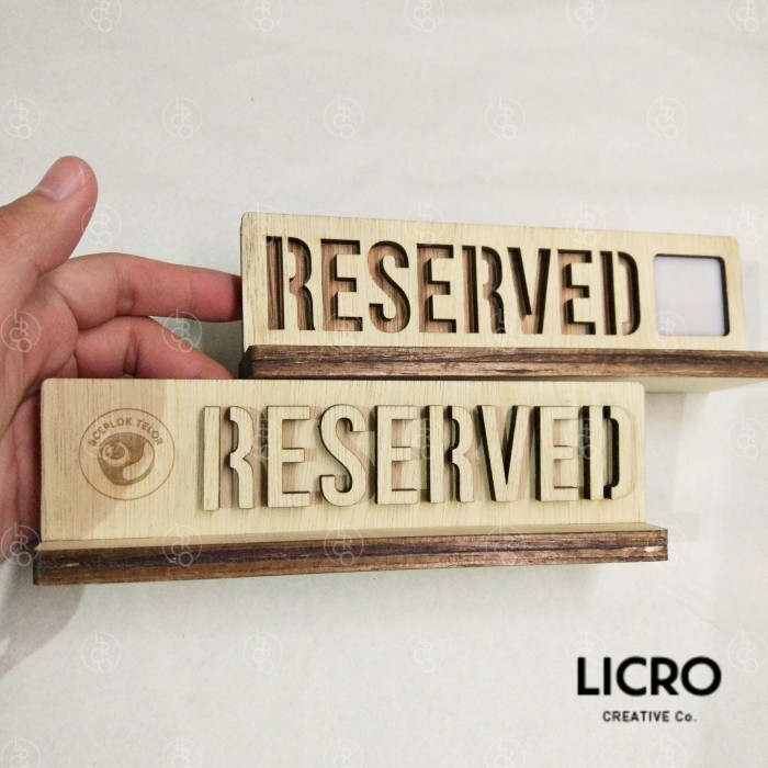 

WOODEN STAND RESERVED PAPAN RESERVASI KAYU CUSTOM LOGO
