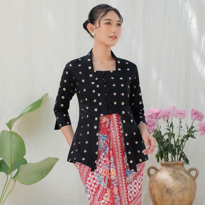 

Kebaya Kutubaru Etnik Jasmine Lengan 7/8 Meradelima Katun Hitam - L