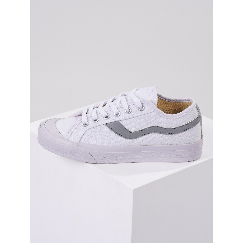 Sepatu Kanvas Putih Sneakers Tali Pria