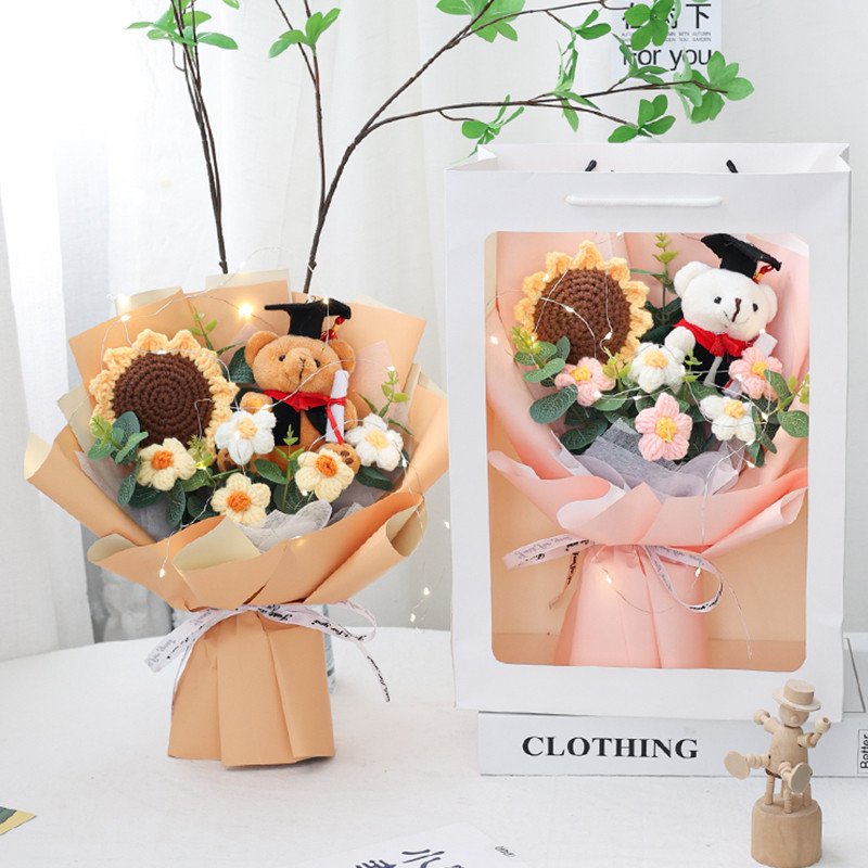 

Hand Knitted Doctor Bear Flower Bouquet With with Gift Bag LED Lamp String Graduation Plush Toy Bouquet Gifts 꽃다발 어버이날