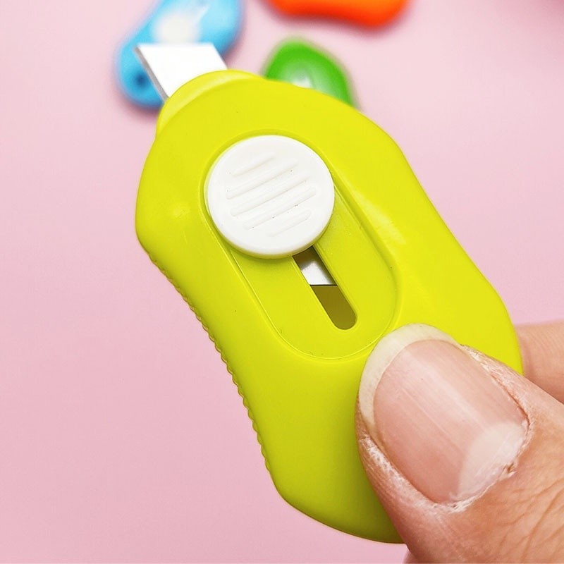 

Cutter Mini Portable Pisau Pemotong Kertas Cutter Sekolah 793
