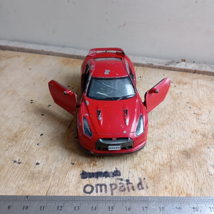 ZS34 diecast kinsmart Nissan GT R bekas