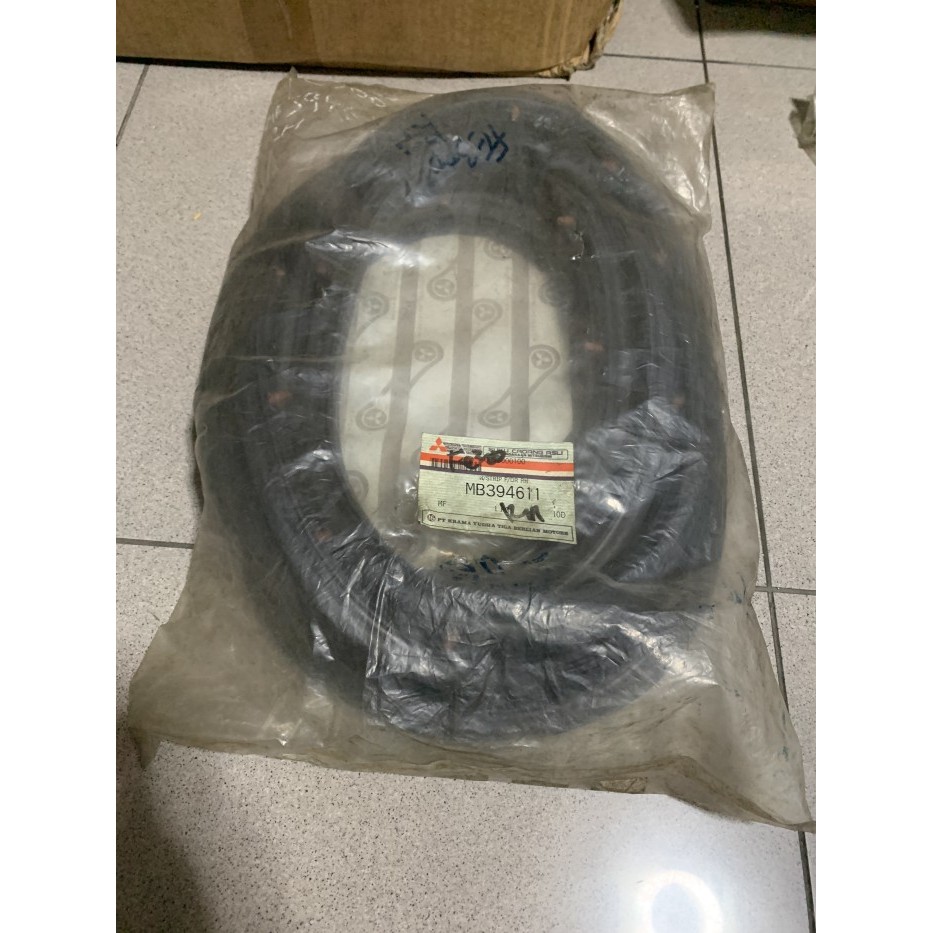 Karet pintu depan kanan COLT DIESEL RAGASA FE300 ORI KTB MB394611 BERKUALITAS