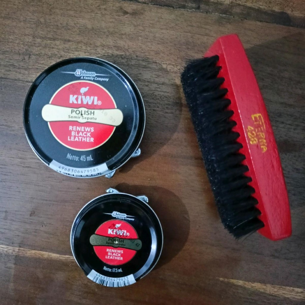 1 paket (sikat+semir ) semir sepatu kiwi padat warna hitam dan coklat