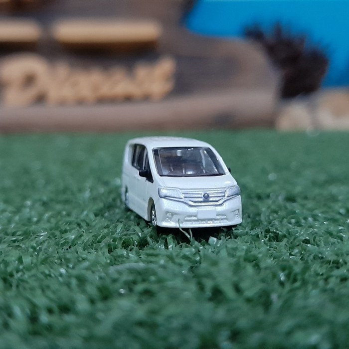 Diecast Nissan Serena C26 putih mainan anak skala 150