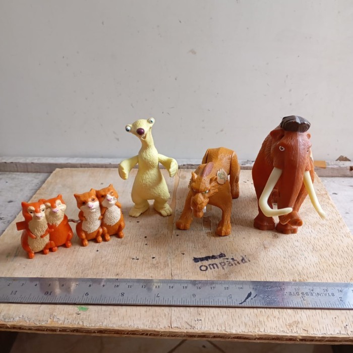 MAINAN 4 pcs figure hewan McDonald's ice age