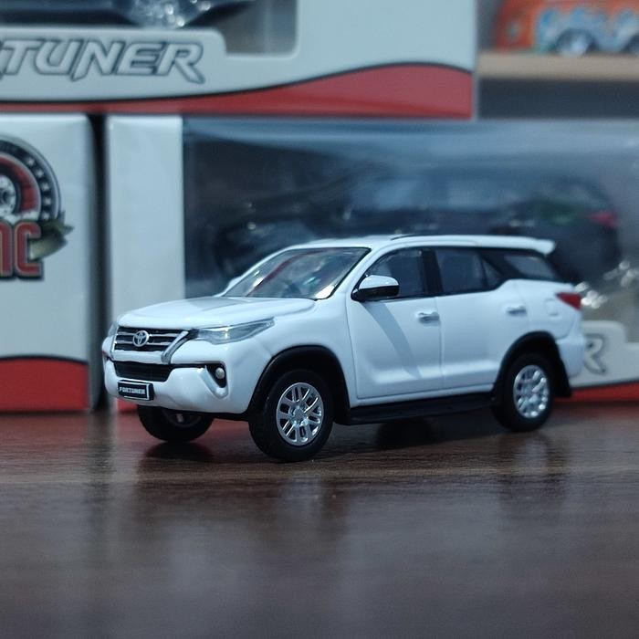 Diecast BM Creation Toyota Fortuner VRZ 1:64 White