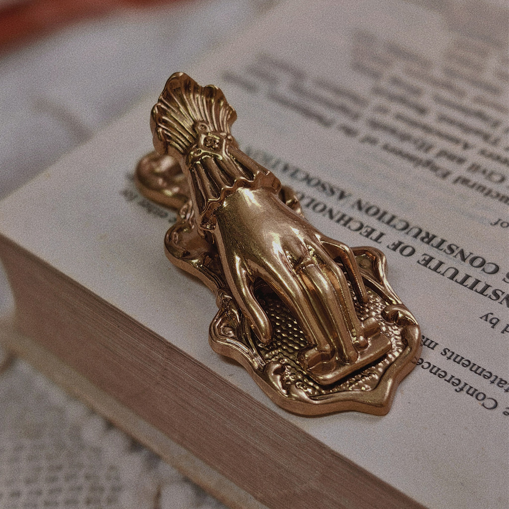 

Vintage Brass Noble Lady Hand Paper Clips Journal Notebook Decoration Cute Shot Props Planner Clips Stationary