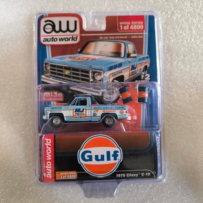 DIECAST AUTO WORLD 1978 CHEVROLET C-10 PICKUP GULF W/ GULF OIL BARRELS