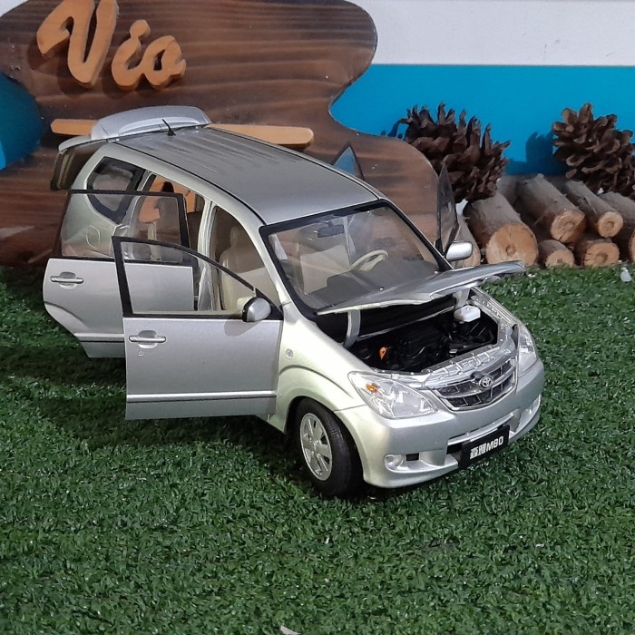 Die cast Toyota Avanza mainan anak skala 18