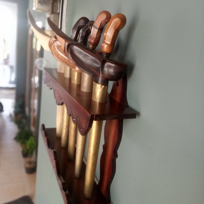 

jagrak keris dinding isi 5
