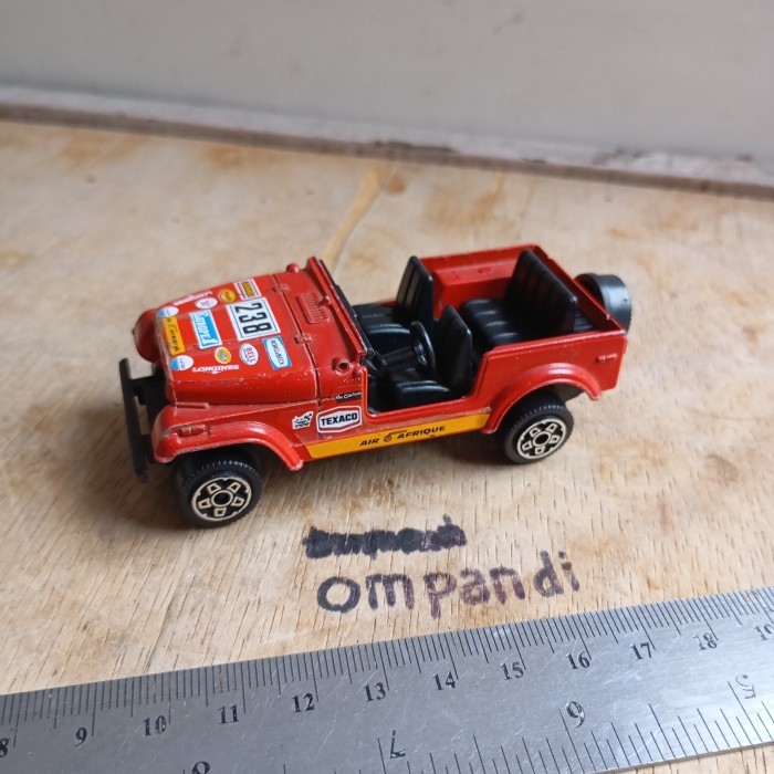 MAINAN diecast burago jeep cj 7 merah