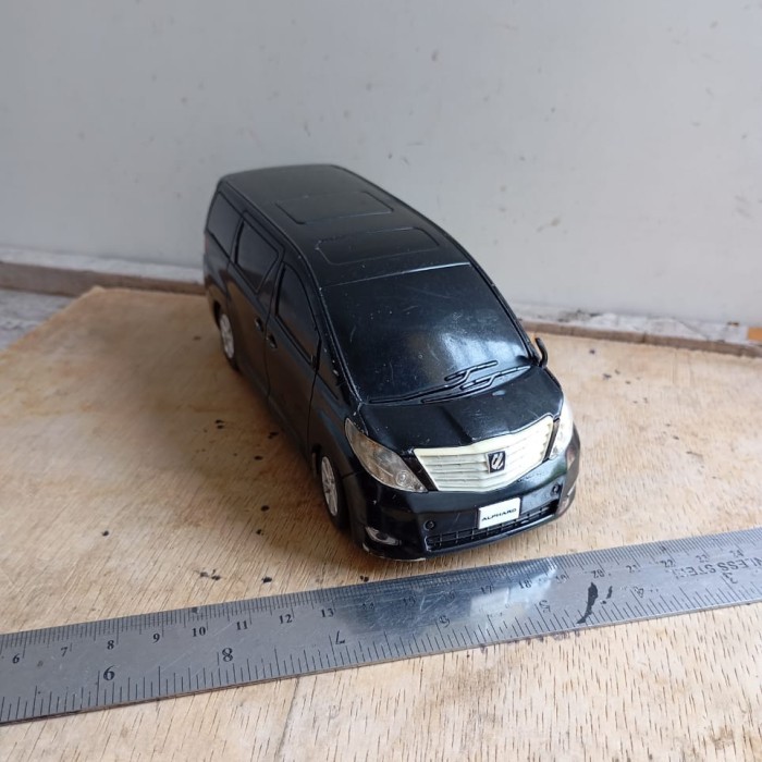 miniatur mobil Toyota Alphard bekas
