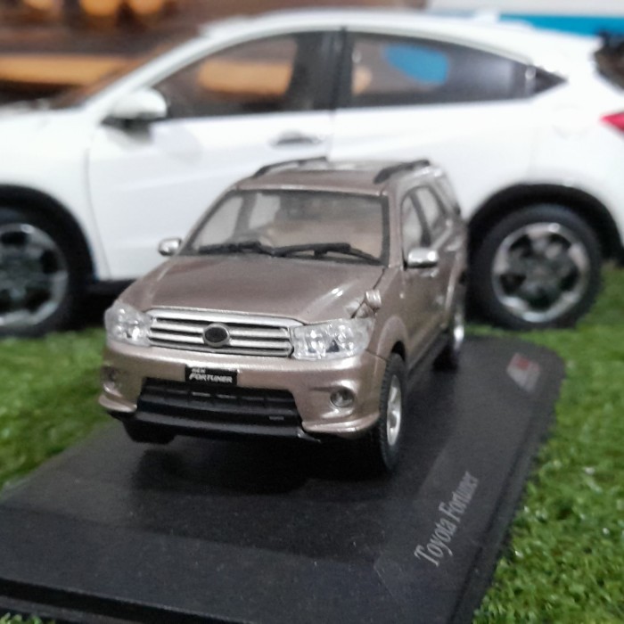 Die cast Toyota Fortuner mainan anak skala 43