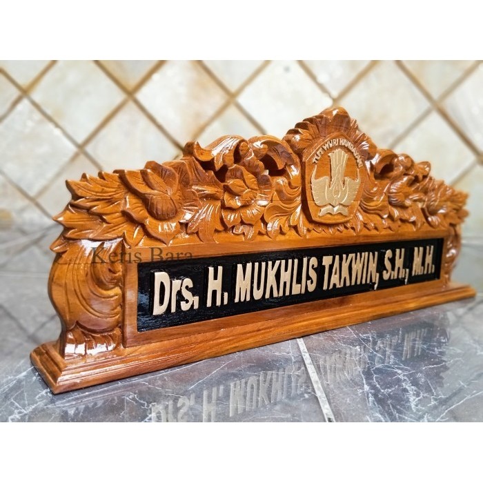 

papan nama meja ukir kayu jati untuk jabatan custom logo tut wuri KB12134