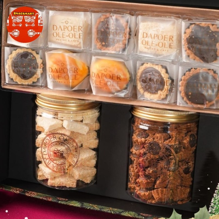 

Hampers Natal Kue Kering Christmas Package / Paket Kue Kering Natal / Parcel Natal Kue Kering Premium - Joy B Hard Box Pie + 2 Cookies Premium