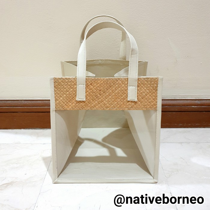 

Tas Pandan Mika Kotak 25 x 25 x 25, Tas Hampers Cake, Goodie Bag Anyam - 20 x 20 x 20