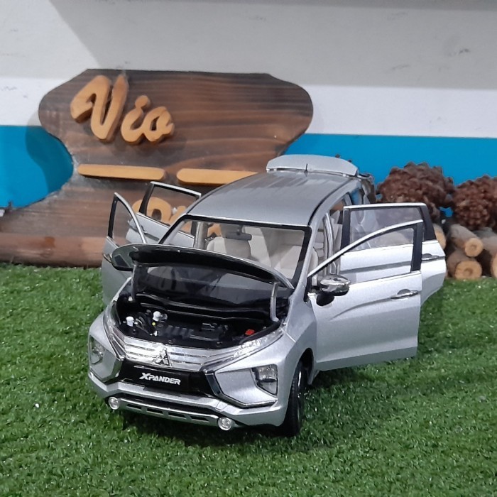 Die cast Mitsubishi Xpander Ultimate silver mainan anak skala 18