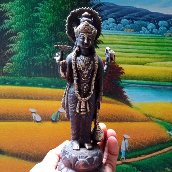 Patung Dewa Wisnu Berdiri