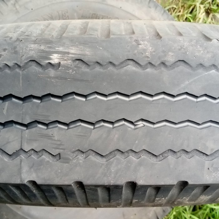 Ban mobil second ukuran 700/ring 14