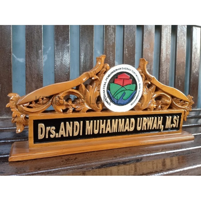 

PAPAN NAMA / PAPAN NAMA MEJA UKIR KAYU / UKIR CUSTOM KHAS DAERAH yermurah KF3421