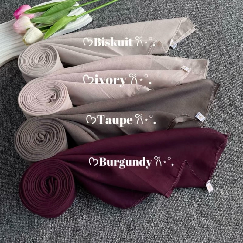 Hijab SegiEmpat Paris Jadul Varisha Azara Red Rose