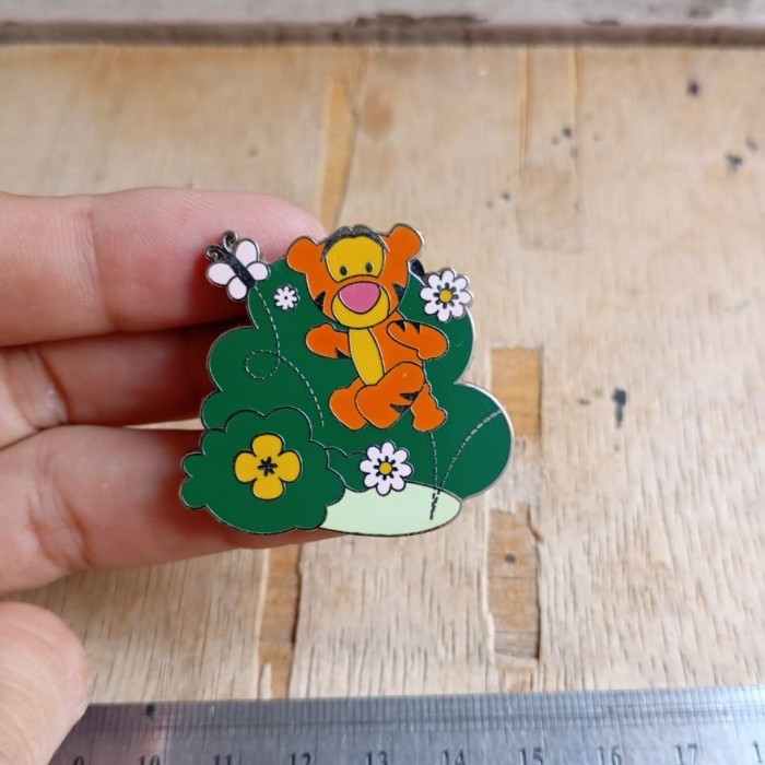 MAINAN miniatur pin disneyland Tiger Winnie the Pooh