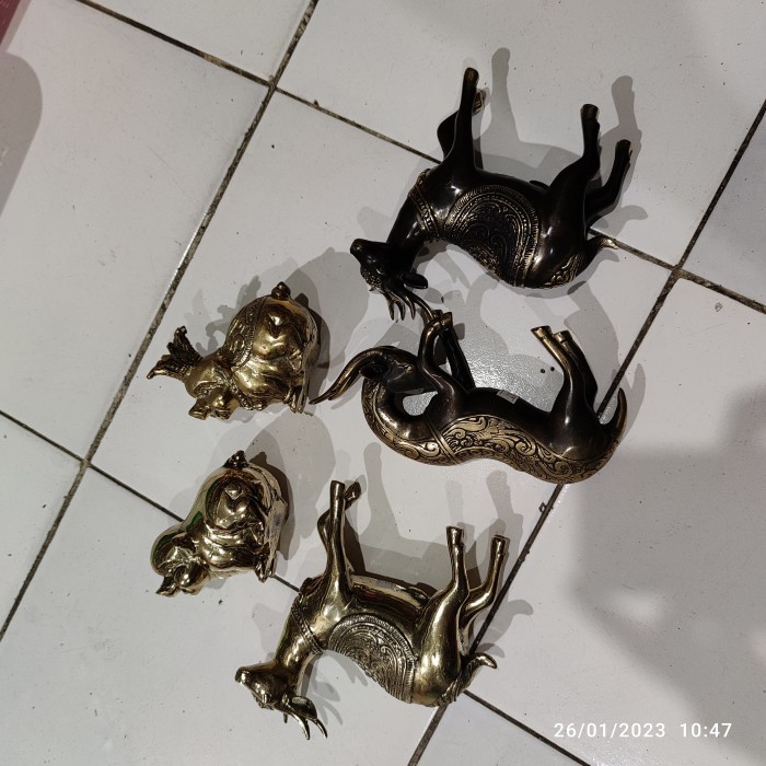 patung babi dan kambing logam kuningan