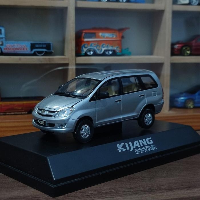 Diecast Innova Old Silver Auto2000 1:43