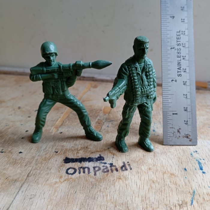 MAINAN 2 pcs figure tentara plastik kode 01