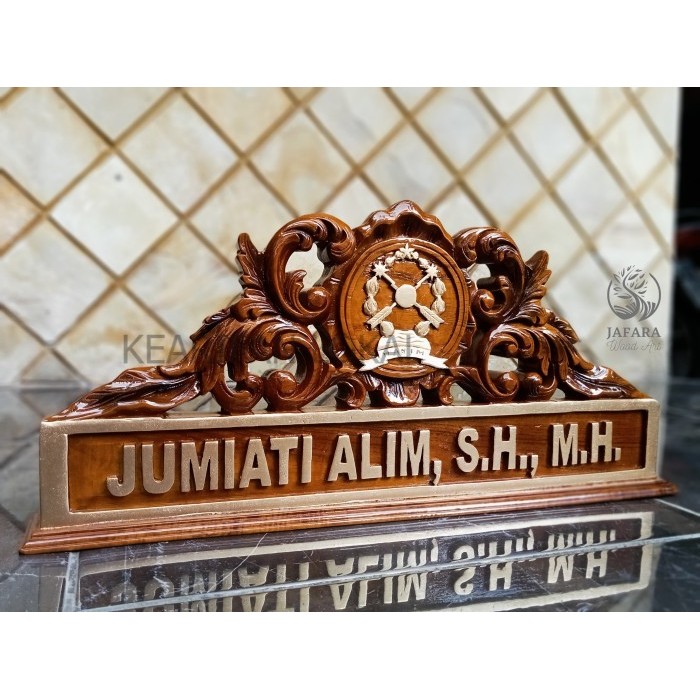 

papan nama meja ukiran kayu jati custom logo hakim yermurah KF3421