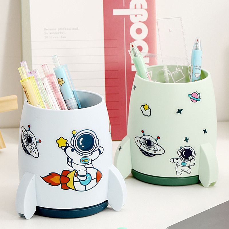 

Tempat Pensil Lucu Roket Astronot Anak Alat Tulis Karakter Kartun Unik untuk Meja Belajar - TPS002