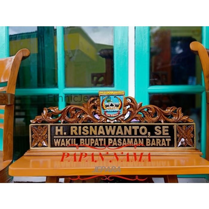 

PAPAN NAMA MEJA + PAPAN NAMA UKIR + LOGO PEMDA + CUSTOM UKIR Termurah Seindonesia EJ4354