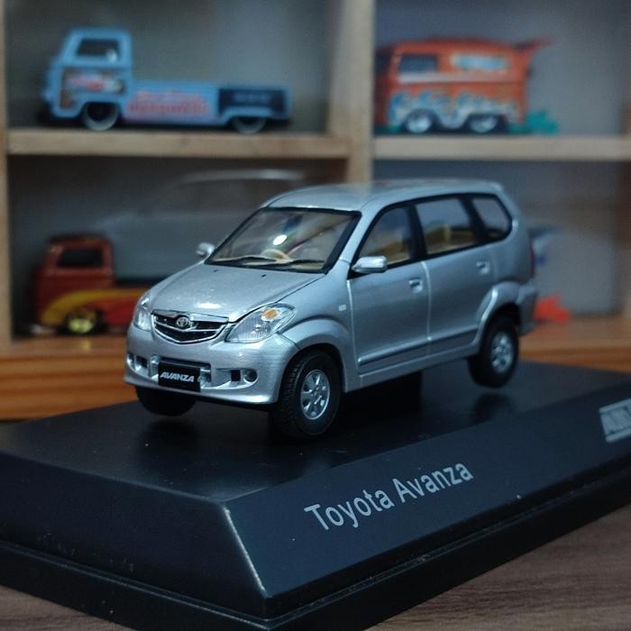 Diecast miniatur toyota avanza old skala 1:43 Auto2000 Silver