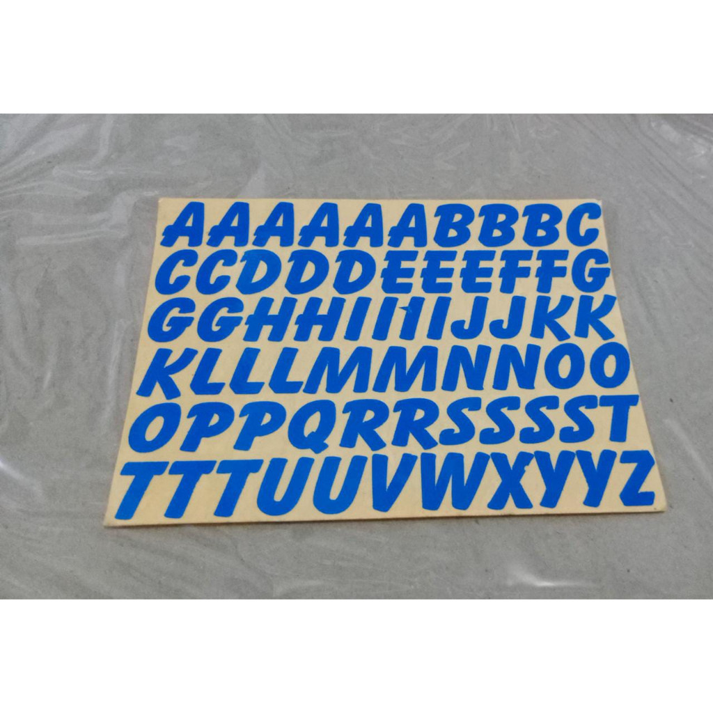 

STIKER KECIL CUTTING HURUF ABJAD BERBAGAI WARNA FONT DELFINO ITALIC