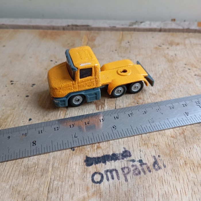 MAINAN diecast siku kepala truck bekas
