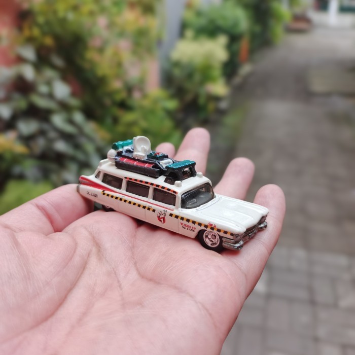 Hot Wheels Entertainment: Ghostbusters II Ecto 1A Loose Hotwheels Miniatur Mainan Diecast