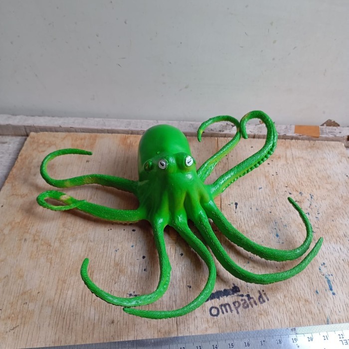 MAINAN figure hewan octopus gurita