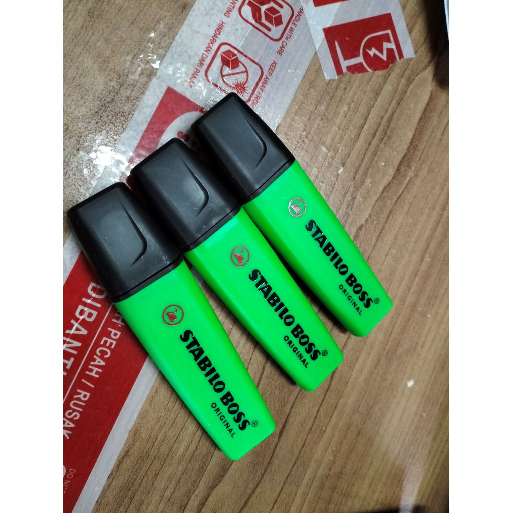

Stabilo Boss warna hijau sangat berguna untuk membantu Anda dalam belajar, bekerja, atau berkreasi. Dengan warna yang cerah dan kualitas tinta yang baik, highlighter ini akan menjadi teman setia Anda Murah