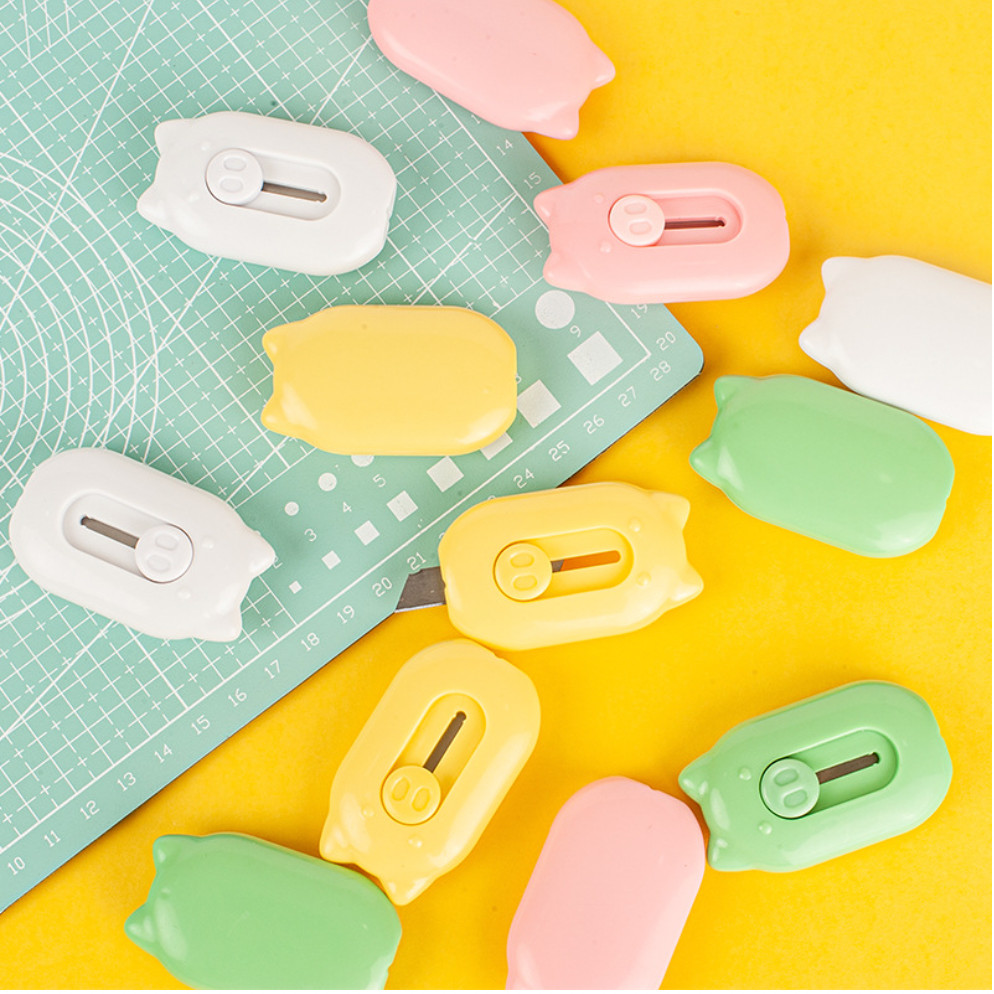 

Cutter Mini Pisau Pemotong Kertas Mini Portable Cutter Mini Bentuk Piglet Cutter Mini Pembuka Paket