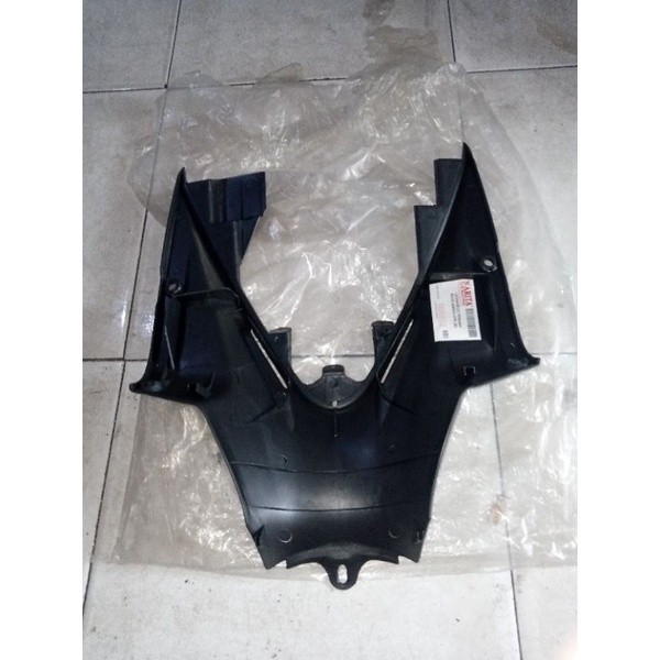 COVER BODY TENGAH ATAU LEGSIL KUNCI TENGAH HONDA REVO ABSOLUTE