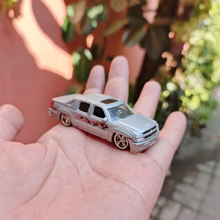 Jada Toys 2001 Chevrolet Avalance Loose Base Besi Ban Karet Miniatur Mainan Diecast
