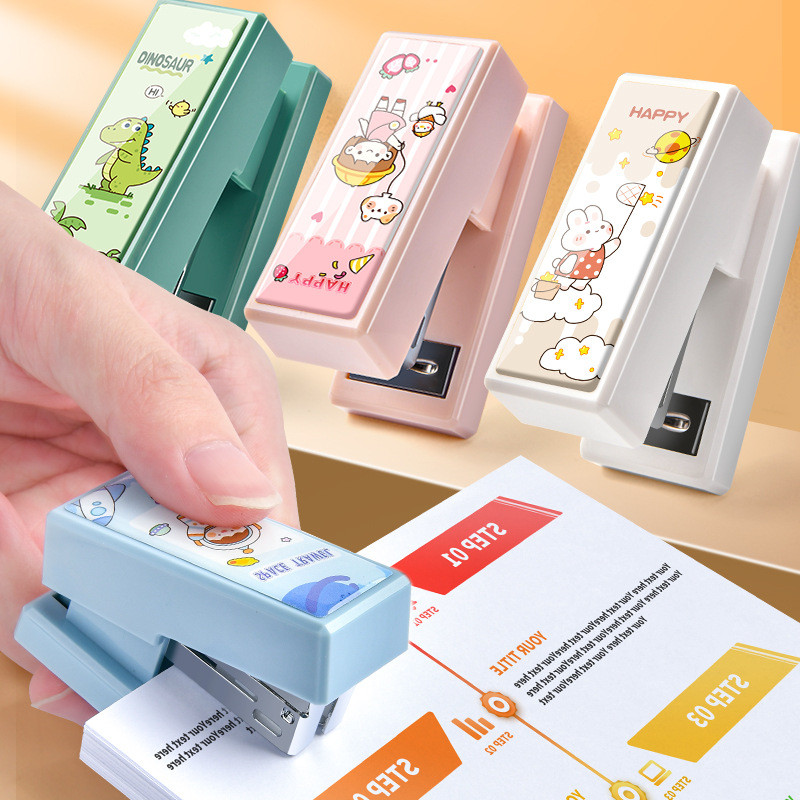 

Ready Staples Mini + FREE Isi Refill Stapler Karakter Staples Jepretan Anak Anak Portable Motif Gambar Lucu