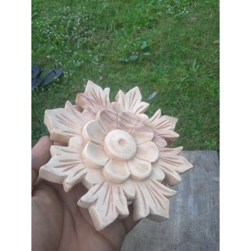 Tempel ukiran motif bahan kayu mahoni