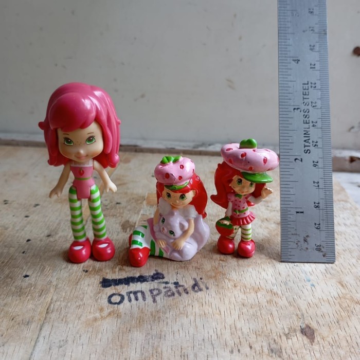 MAINAN 3 pcs figure kartun strawberry shortcake